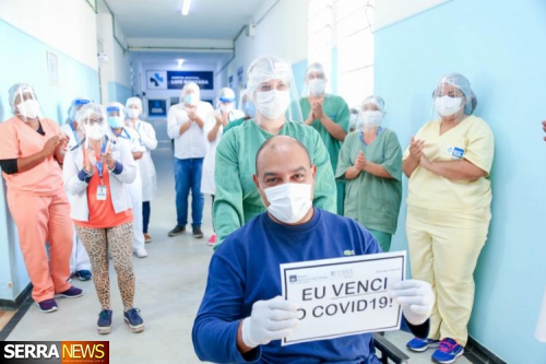 Prefeitura de Miguel Pereira celebra alta de pacientes recuperados de coronavírus no CTI.