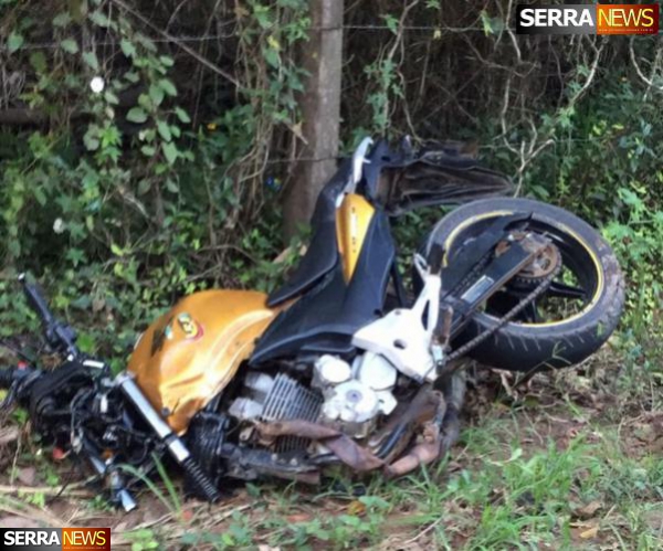 Motociclista fica ferido em batida com van em Miguel Pereira, no Sul do Rio