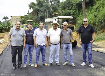 Prefeito Juninho asfalta Rua dos Paraíbas com recursos municipais